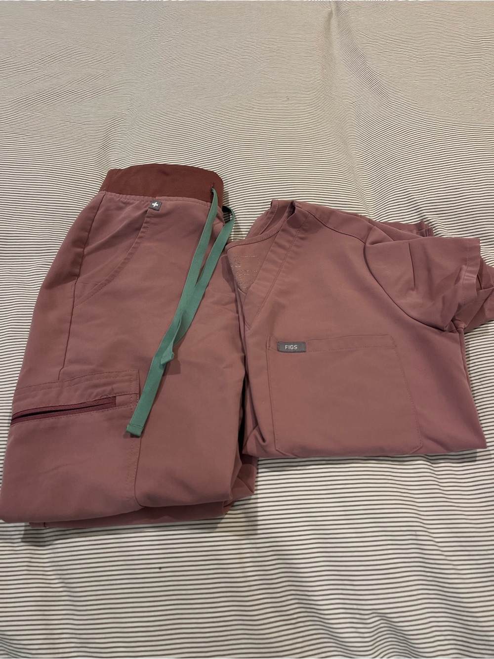 FIGS mauve scrubs w/ teal accents size XXS Catarina top and XXS Zamora Joggers